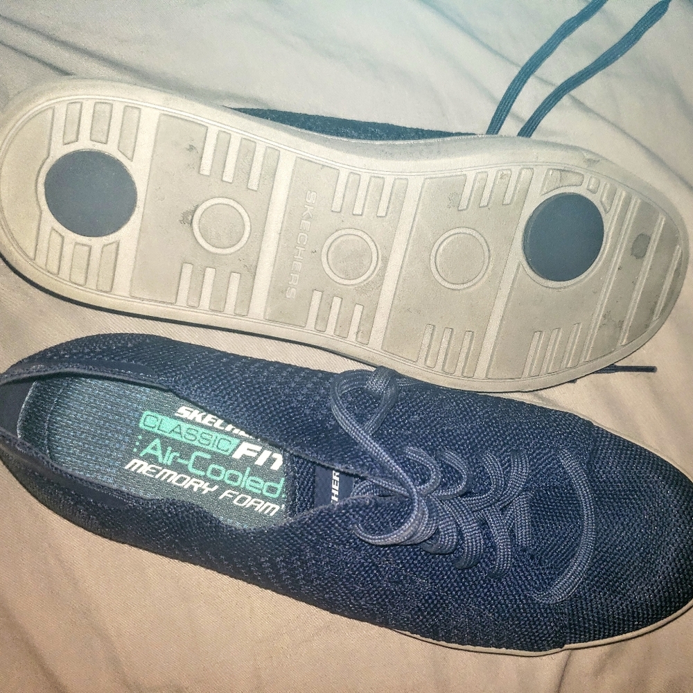 Skechers woven light weight sneakers.
